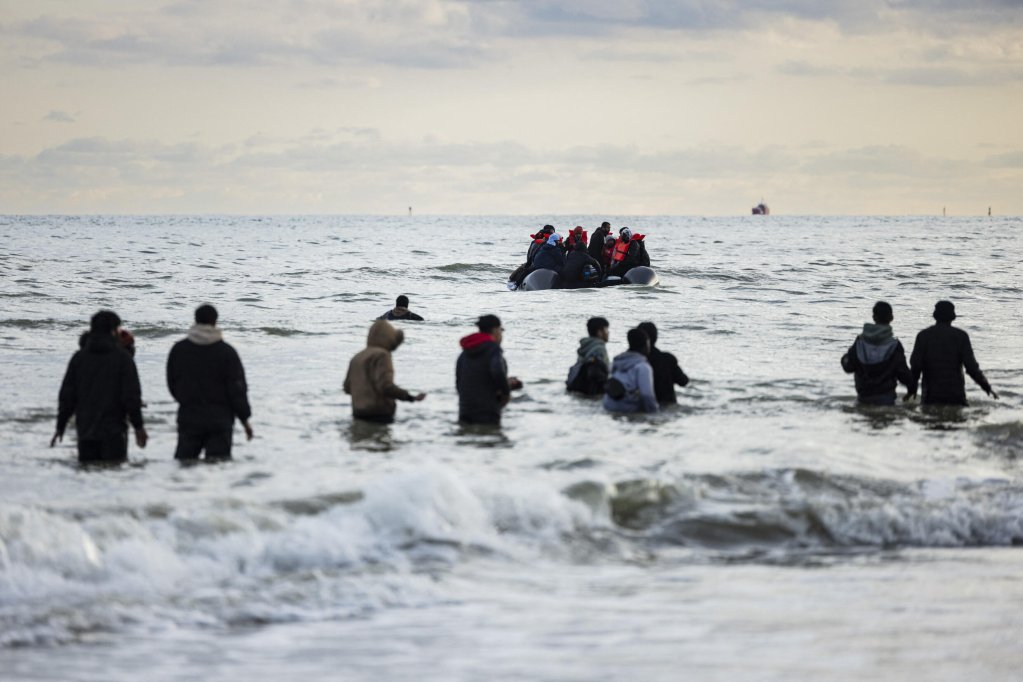 File photo: Migrants board a smuggler's boat on the beach of Gravelines, near Dunkirk, in northern France on April 26, 2024 | Photo: Sameer Al-Doumy / AFP