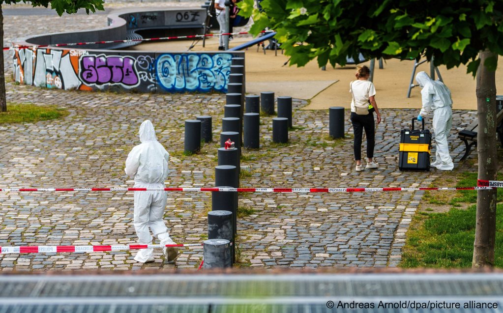 Police look for DNA and evidence in the area in Frankfurt where the stabbing took place on June 10 | Photo: Andreas Arnold / dpa / picture alliance