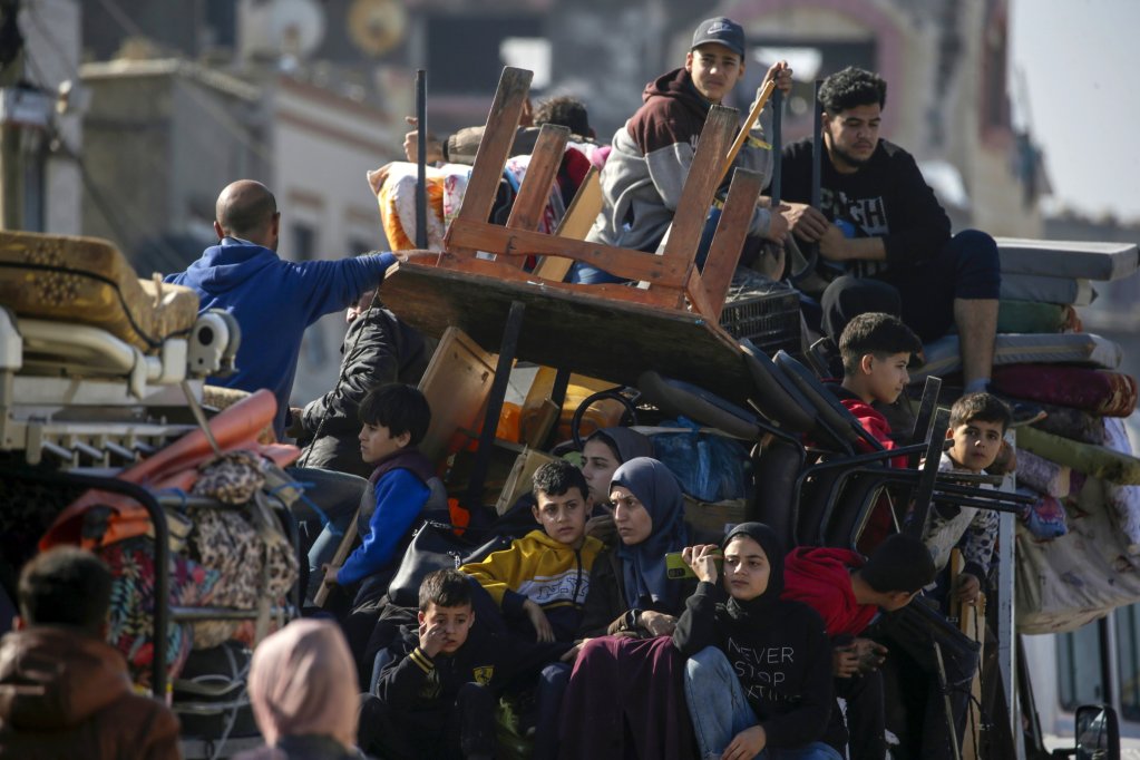 Residents of Al Nuseirat and Al Bureij refugee camps evacuate during Israeli military operations in the Gaza Strip, 04 January 2024 | Photo: EPA/MOHAMMED SABER