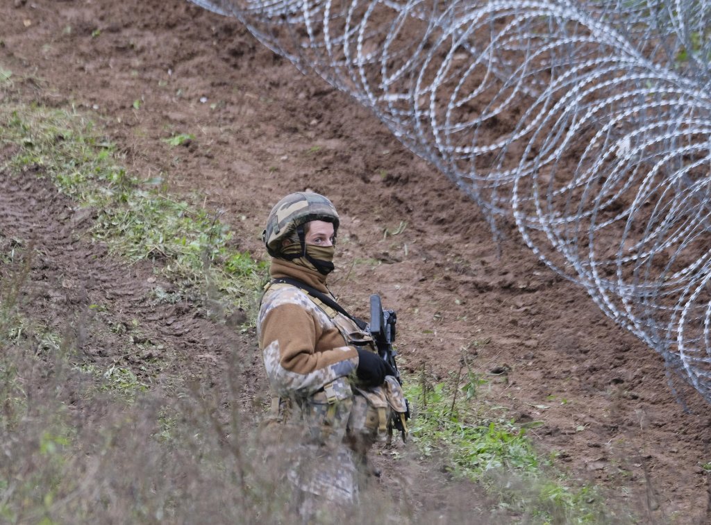 A soldier of the Latvian National Armed Forces (NAF) patrols along a new barbed wire fence, donated by the Slovenian Ministry of Defence, on the state border with Belarus in Kraslava region, Latvia, 28 September 2021 | Photo: EPA / VALDA KALNINA.