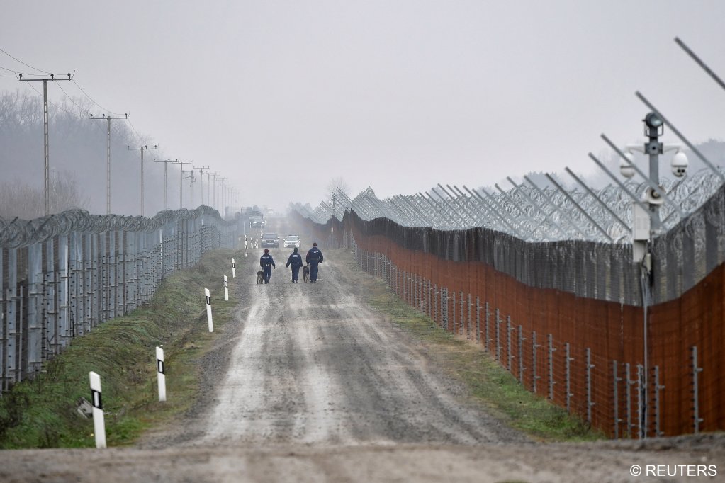 Police patrol the Hungarian-Serbian border barrier near Kelebia, Hungary, on December 15, 2022 | Photo: REUTERS/Marton Monus 