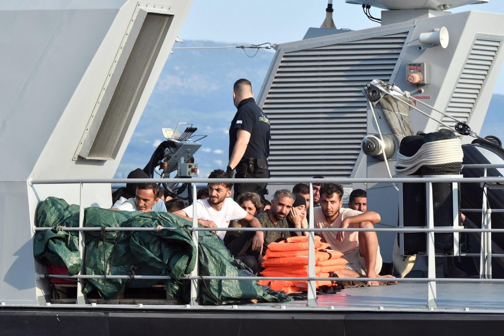 Migrants on board a Coast Guard vessel arrive at the port in Kalamata, Peloponnese, Greece, June 21, 2023 | Photo: EPA / NIKITAS KOTSIARIS