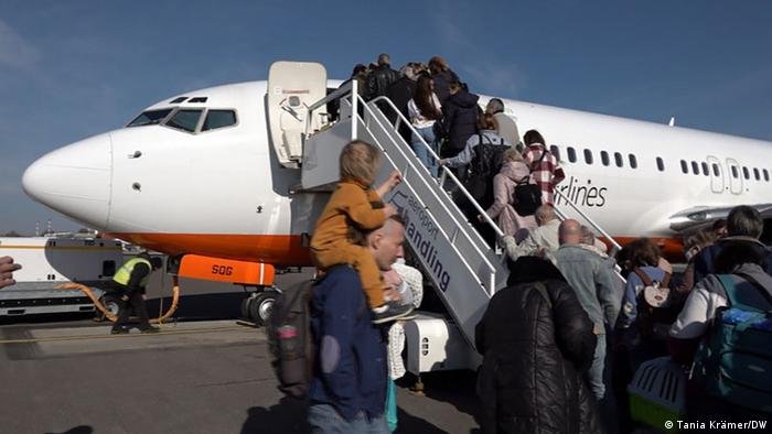 The refugees hope the flight will finally take them to safety | Photo: Tania Krämer / DW