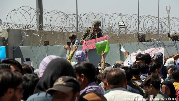 Hundreds of Afghans flocked to Kabul airport in August 2021, trying desperately to flee the Taliban takeover | Photo: picture-alliance