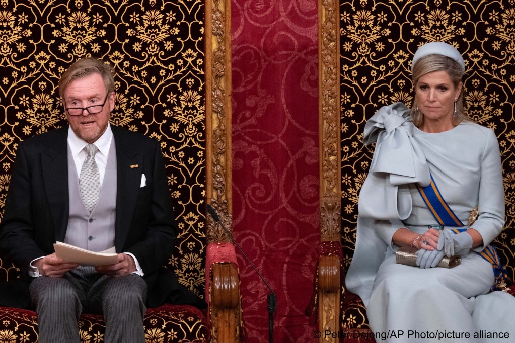 Dutch King Willem-Alexander, seated next to Queen Maxima, outlines the new government’s policy plans and budget for the coming year in The Hague, Netherlands, Tuesday, Sept. 17, 2024 | Photo: Peter Dejong / picture alliance / Associated Press