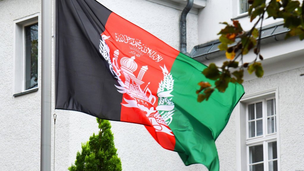 The flag of the former Afghanistan republic at the Afghan embassy in Berlin | Photo: Winfried Rothermel/IMAGO