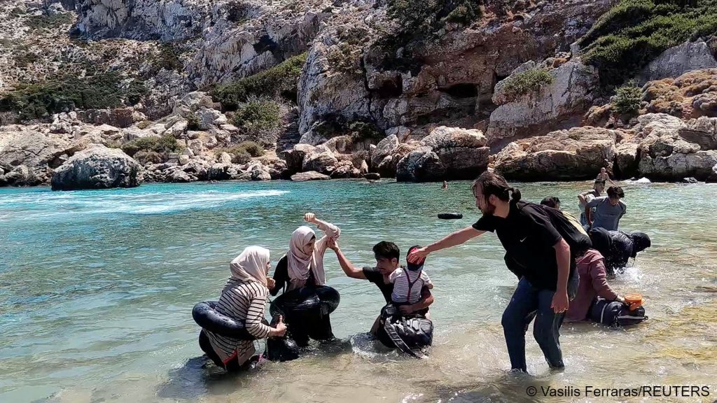 Migrants come ashore near Faros, island of Ikaria, Greece, August 19, 2024 in this still image obtained from video | Photo: Vasilis Ferraras / via REUTERS