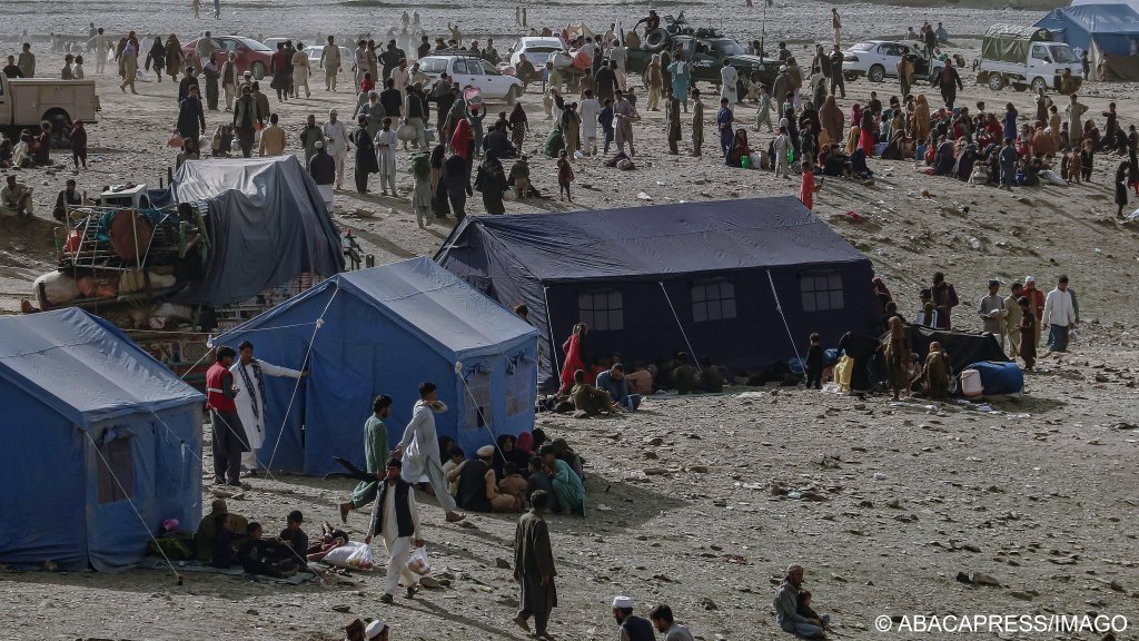 More than 165,000 Afghans have sought refuge in a makeshift camp near the Afghanistan-Pakistan since mass deportations first started | Photo: Imago Images / Esmatullah Habibian 