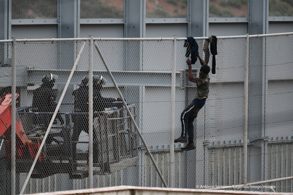 File photo: A migrant trying to cross the Ceuta border fence on April 13, 2021 | Photo: Antonio Sempere / Lagencia / Imago images