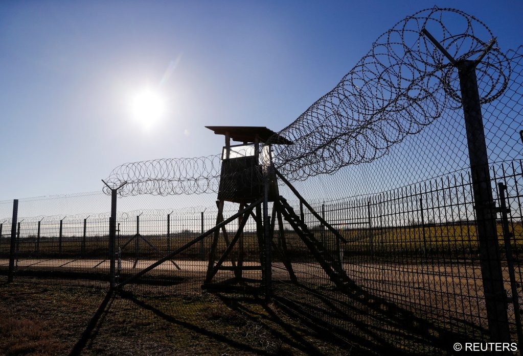 A razor wire fence stands on the Hungarian-Serbian border next to the village of Roszke, Hungary, February 3, 2022. Picture taken February 3, 2022. | Photo: REUTERS/Bernadett Szabo