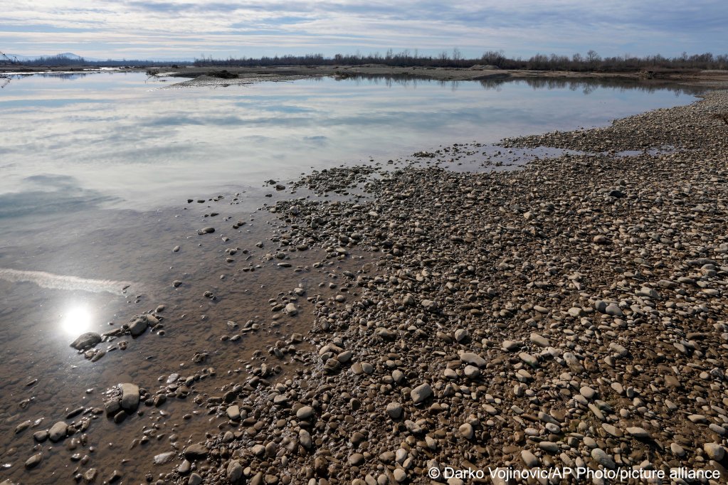 Photo for illustration: The Drina River near the village of Amajlije, Bosnia, February 4, 2024. In several towns along the river, gravestones mark the final resting places of migrants who drowned | Photo: Darko Vojinovic / picture alliance