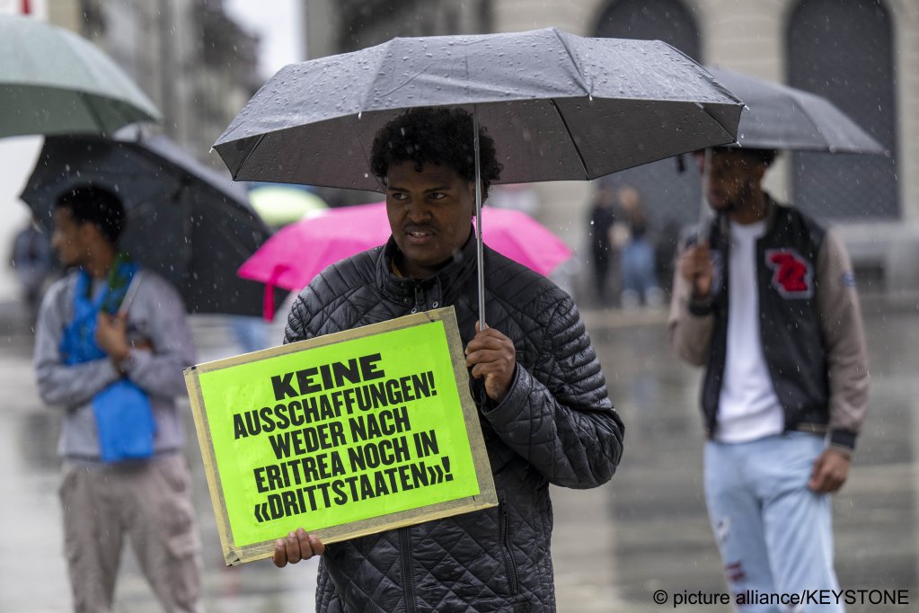 At a demonstration on June 22, 2024, in Bern, a placard demands "No deportations! Neither to Eritrea, nor to 'third countries'!" | Photo: picture alliance / Peter Schneider