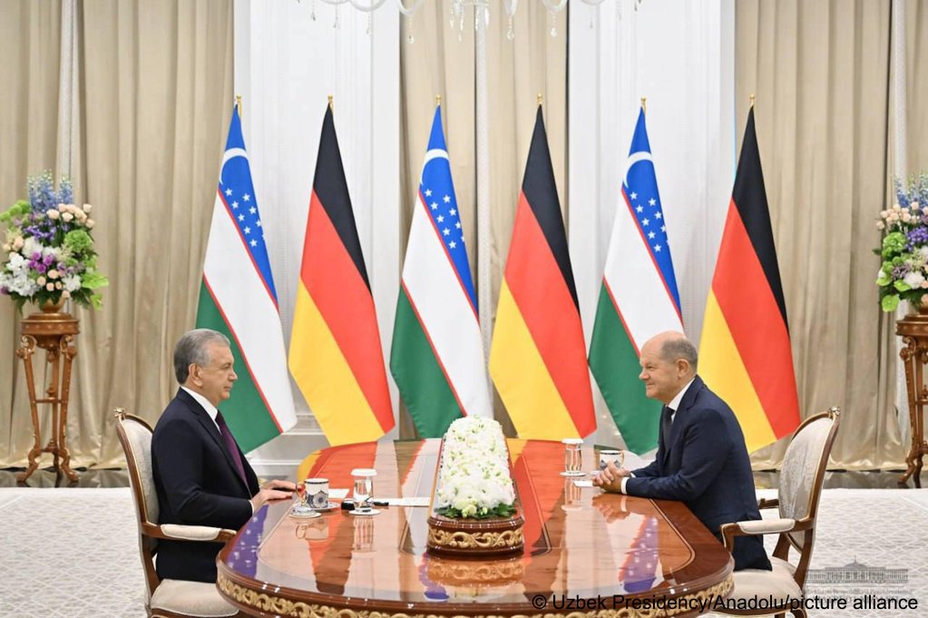 Uzbek President Shavkat Mirziyoyev (L) receives German Chancellor Olaf Scholz (R) in Samarkand, Uzbekistan on September 15, 2024 | Photo:Uzbek Presidency / Handout / Anadolu