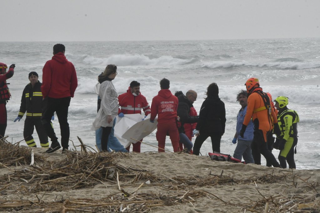 Rescue personnel of the Italian emergency service and the Red Cross aid survivors of the vessel that ran aground off Steccato di Cutro, in Calabria on Feb. 26, 2023 | Photo: ARCHIVE ANSA / GIUSEPPE PIPITA