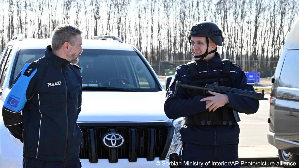 A Serbian police
officer and a Frontex police officer
seen on March 16, 2023 | Photo: Serbian Interior Ministry/AP/picture-alliance