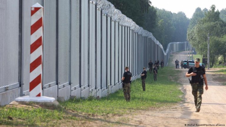 Since 2021, Poland has installed a 5.5-meter-high fence along the land sections of the border with Belarus | Photo: Michal Dyjuk/AP/picture alliance