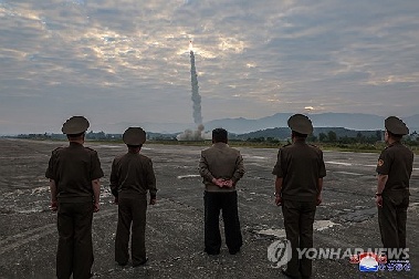 북 “4.5t 초대형 재래식 탄두 장착 신형 미사일 시험발사 성공”