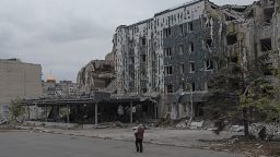 Eine Frau läuft vor dem durch russische Luftangriffe zerstörten Hotel Druzhba in Pokrovsk, Montag, 11. November 2024.