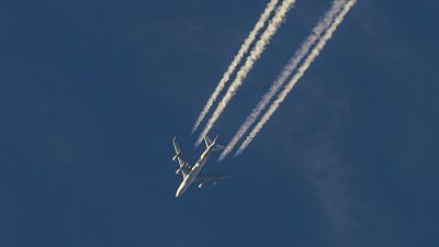 Samolotowe smugi parowe lub smugi kondensacyjne od dawna są przedmiotem teorii spiskowej chemtrail.