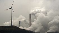 Un aerogenerador domina una central eléctrica de carbón en Gelsenkirchen, Alemania.