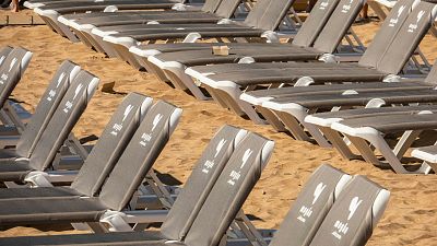 Sonnenbänke im Wert von Tausenden von Euro wurden zerstört.