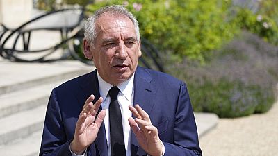 Der Vorsitzende der französischen Zentrumspartei MoDem (Mouvement Democrate), Francois Bayrou, spricht zu Reportern nach einem Treffen mit Frankreichs Präsident Emmanuel Macron im Elysee-Palast, 2022