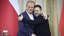 Le président ukrainien Volodymyr Zelenskyy, à droite, serre la main du premier ministre polonais Donald Tusk à Lviv, Ukraine, mardi 17 décembre 2024.