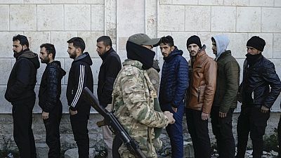 Soldaten der syrischen Armee von Baschar al-Assad stehen Schlange vor dem Zentrum in Latakia, um sich für das "Versöhnungsprogramm" registrieren zu lassen