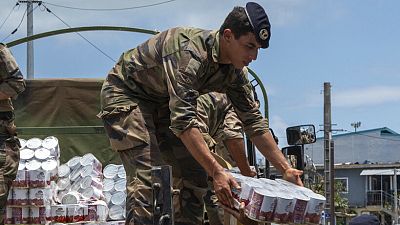 Imagen de un soldado descargando latas de comida en el territorio francés de Mayotte, el miércoles 18 de diciembre de 2024.