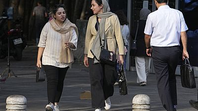 Imagen de dos mujeres paseando por las calles de Teherán, el sábado 5 de agosto de 2023.