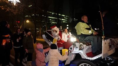 Papá Noel en un coche de caballos distribuye caramelos a los niños en Sarajevo, Bosnia-Herzegovina, 18.12.2024