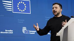 El presidente de Ucrania, Volodymyr Zelenskyy, habla en una conferencia de prensa durante una cumbre de la UE en Bruselas, el 19 de diciembre de 2024. 