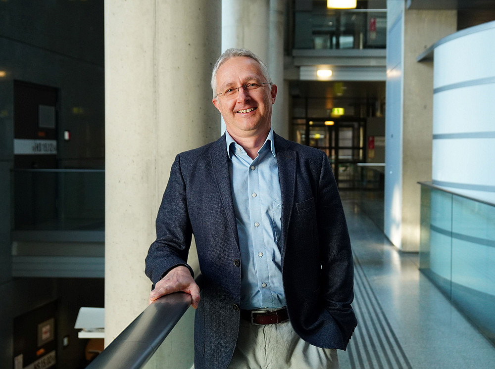 Head of the training center Gerd Oberleitner from the front of the Resowi building ©Uni Graz