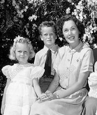 Maureen O’Sullivan with her children Patrick and Mia in 1950.