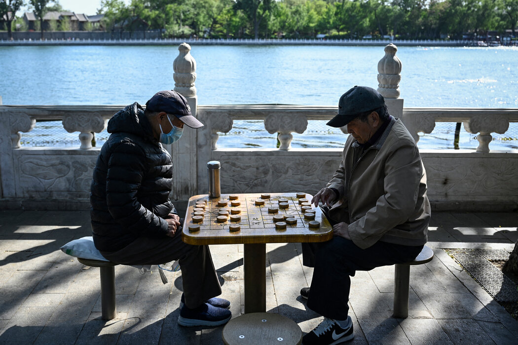 在北京一个公园里下棋的老人。中国周五表示将逐步提高法定退休年龄。