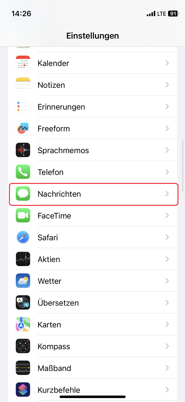 Screenshot von den Einstellungen eines iPhones mit roter Markierung bei „Nachrichten“.