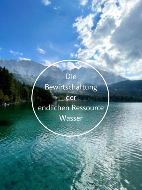 Foto. Landschaft. Gewässer im Vordergrund. Dahinter Berge und blauer Himmel mit Wolken, die die Sonne verdecken. Mittig ein weißer Kreis darin die Worte: "Die Bewirtschaftung der endlichen Ressource Wasser."