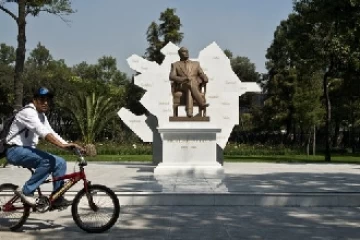 Statue of a Foreign Autocrat Sits Uneasily With Some