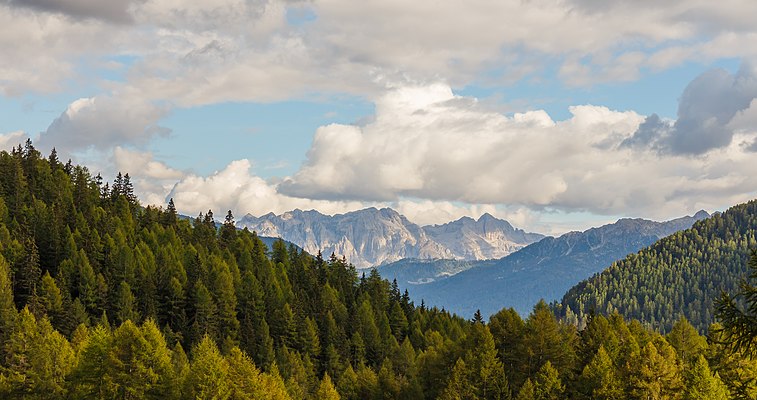 Vista das Dolomitas de Brenta, província autônoma de Trento, Itália. Brenta é uma cadeia de montanhas nos Alpes calcários do sul da Itália, a leste do grupo Adamello, com os principais picos de Cima Brenta, a 3 152 metros acima do nível do mar, e Cima Tosa. Juntamente com Adamello-Presanella, Brenta é um parque natural desde 1967 e é a maior reserva natural de Trento. As Dolomitas foram incluídas na Lista do Patrimônio Mundial da UNESCO em 2009, e o Brenta faz parte dela como a área n.º 9. O Brenta é o lar de um pequeno grupo de ursos-pardos, reintroduzidos em 1999. (definição 5 166 × 2 730)