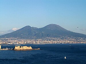 Pohled z neapolské čtvrti Posillipo. Vlevo od kuželu Vesuvu je patrný hřeben hory Monte Somma.