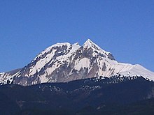 Veduta del monte Garibaldi da Squamish con il picco Atwell a destra.