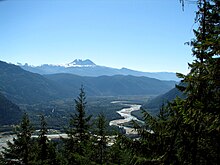 Veduta della valle del fiume Squamish con il monte Garibaldi sullo sfondo.