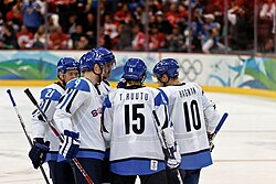 Vasemmalta: Janne Niskala, Mikko Koivu, Joni Pitkänen, Tuomo Ruutu ja Niklas Hagman Vancouverin talviolympialaisissa vuonna 2010.