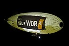 Blimp „Theo“ (D-LDFR) der WDL am 14. Oktober 2017 beim Nachtlandeanflug mit eingeschalteter Innenbeleuchtung auf den Flugplatz Essen/Mülheim. KW 43 (ab 22. Oktober 2017)