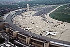 Vor 65 Jahren, am 27. August 1949, war die Berliner Luftbrücke offiziell beendigt. Während der Blockade Westberlins durch die sowjetische Besatzungsmacht versorgten Amerikaner und Briten über den Flughafen Tempelhof die Westsektoren mit insgesamt 1.736.781 Tonnen lebensnotwendigen Gütern. Das entspricht etwa 2,5 kg pro Einwohner und Tag. KW 35 (ab 24. August 2014)