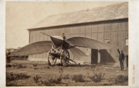 1868, die erste bislang bekannte Fotografie, die ein Flugzeug zeigt. Mit dem 1868 von Jean Marie Le Bris gebauten Gleitflugzeug l'Albatros wurden im gleichen Jahr bei Brest Flugversuche unternommen, die ohne großen Erfolg verliefen. l'Albatros ist jedoch das erste Flugzeug überhaupt, das fotografiert wurde. Die Aufnahmen wurden anfänglich dem flugbegeisterten Nadar zugeordnet. Auf den Originalfotografien findet sich aber die Kennzeichnung des Fotografen Pépin jun. aus der Rue de Siam in Brest. KW 46 (ab 9. November 2014)