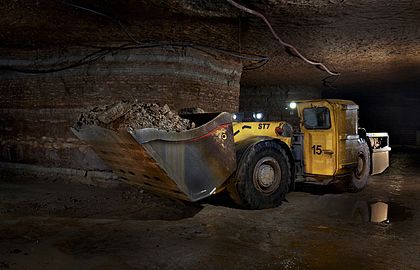 Podzemní nakladač Atlas Copco Scooptram ST7 těžící ropné břidlice v dole VKG Ojamaa estonského kraje Ida-Virumaa