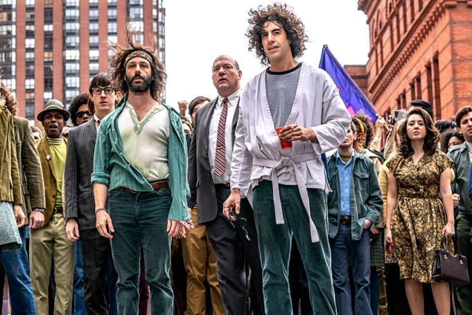 THE TRIAL OF THE CHICAGO 7 (L-R) CAITLIN FITZGERALD as DAPHNE O’CONNOR, ALAN METOSKIE as ALLEN GINSBURG, ALEX SHARP as RENNIE DAVIS, JEREMY STRONG as JERRY RUBIN, JOHN CARROLL LYNCH as DAVID DELLINGER, SASHA BARON COHEN as ABBEY HOFFMAN, NOAH ROBBINS as LEE WEINER. NICO TAVERNISE/NETFLIX © 2020.