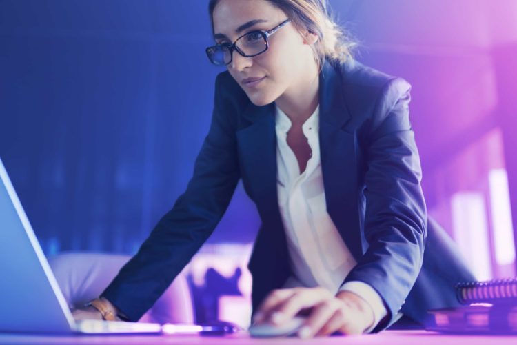 Businesswoman working on the laptop_19812-min