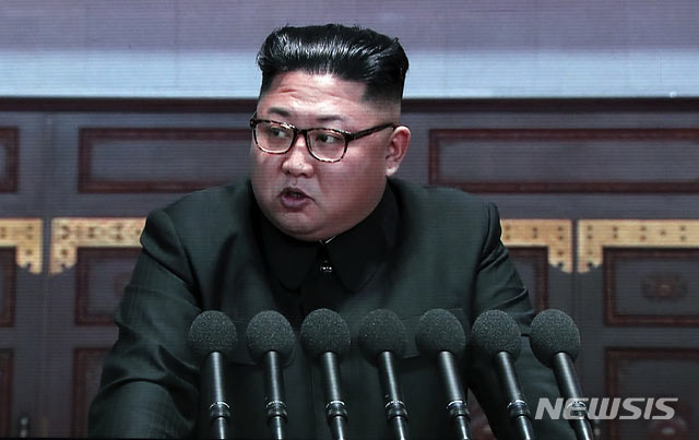 「1人を逮捕して数百人救え」　スイスの北朝鮮代表部の外壁にポスター